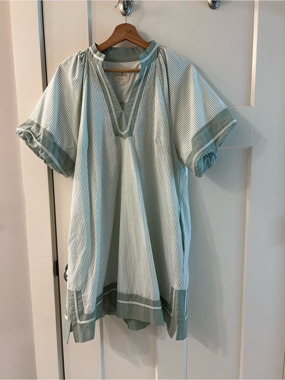 Umgee Ladies Mint Green Striped V-Neck Tunic in EXCELLENT CONDITION!